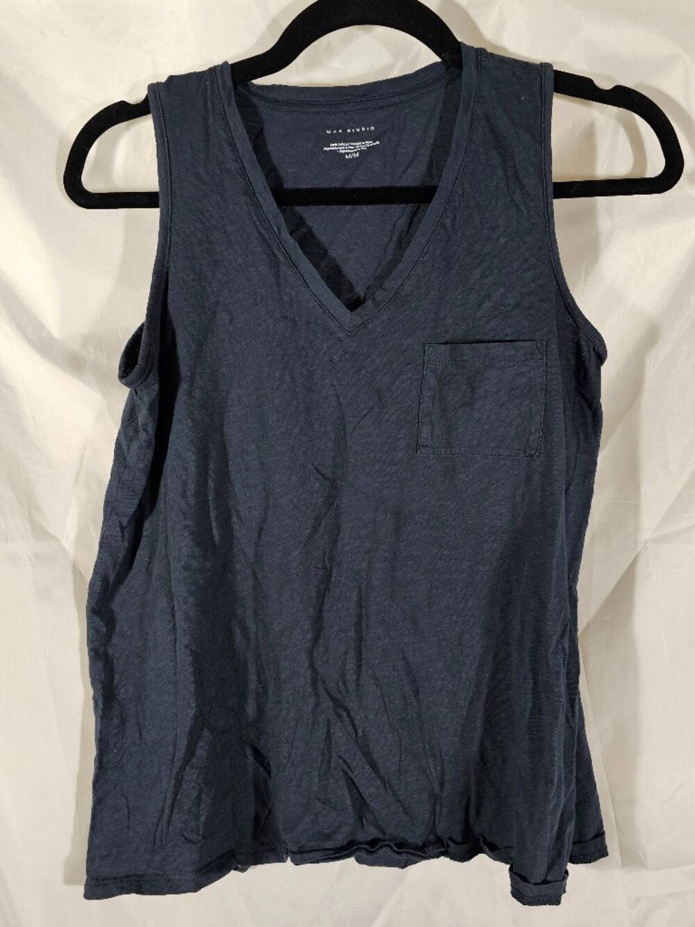 Max Studio sleeveless v neck shirt. Size M. EUC
